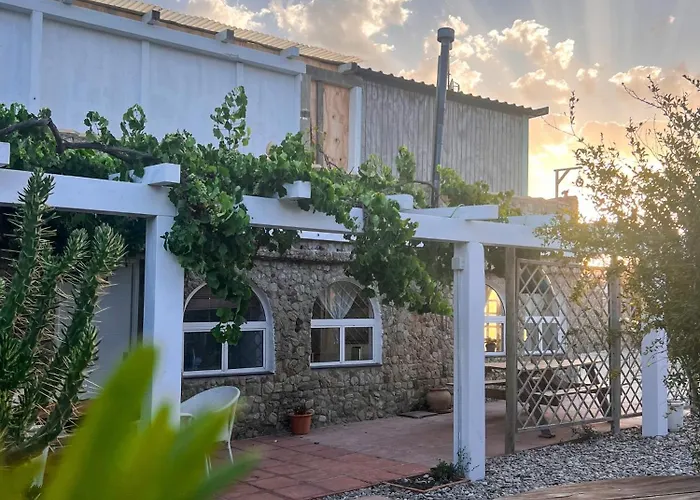 La Casa De Piedra A Orillas Del Mar